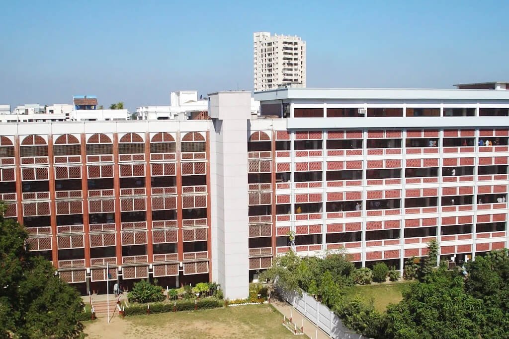 Manarat International University